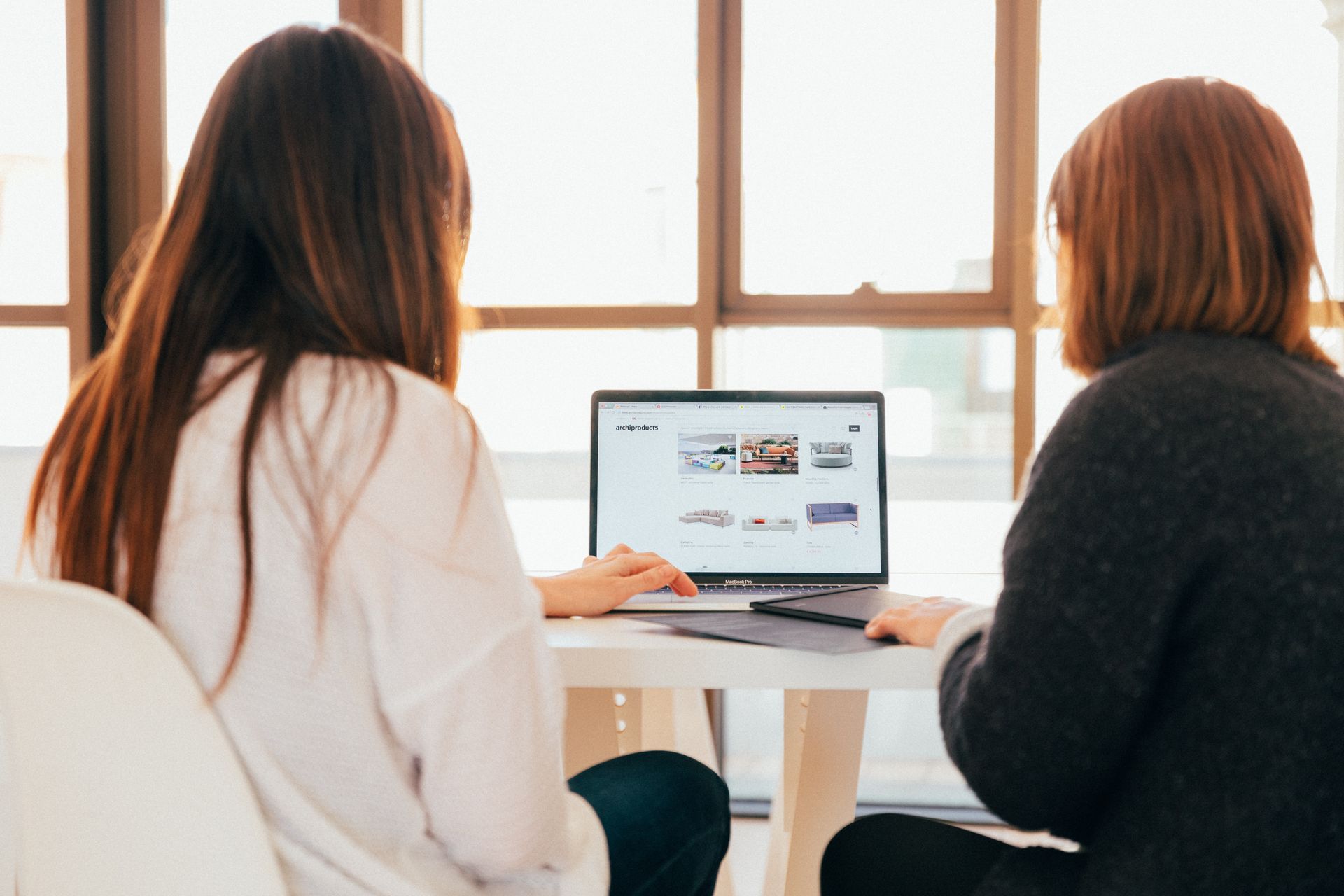 Photo claire montrant deux femmes qui regardent un ordinateur. L'agence JVFlex a choisi cette photo pour imager la formation Créer et gérer le site Internet de son entreprise à l'aide d'un CMS.